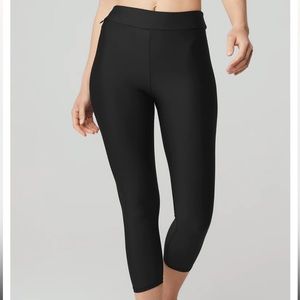 NWT ALO Highwaist Airlift Conceal Capri - Black